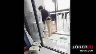  趁着继父洗澡边操老妈边看工人干活