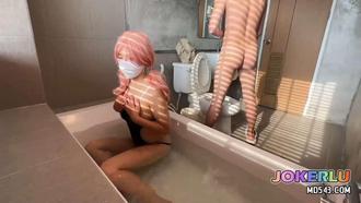  妹妹在浴缸洗澡哥哥借口上厕所进来 樱花小猫