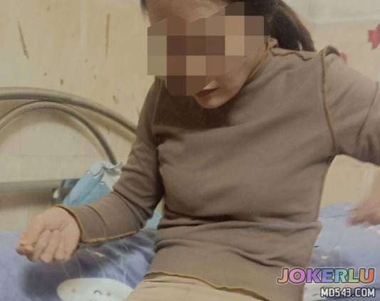  以为妈妈有别的男人半夜跑来最后是自己爬上妈妈的床 EDmosaic